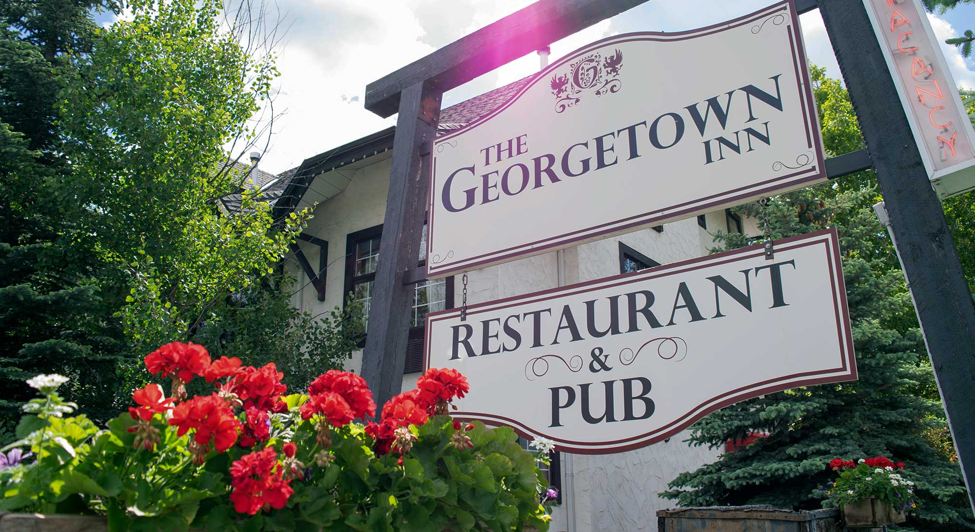 The Georgetown Inn's sign in summer.